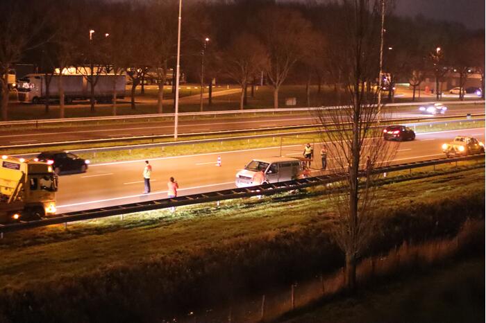 Automobilist eindigt tegen vangrail