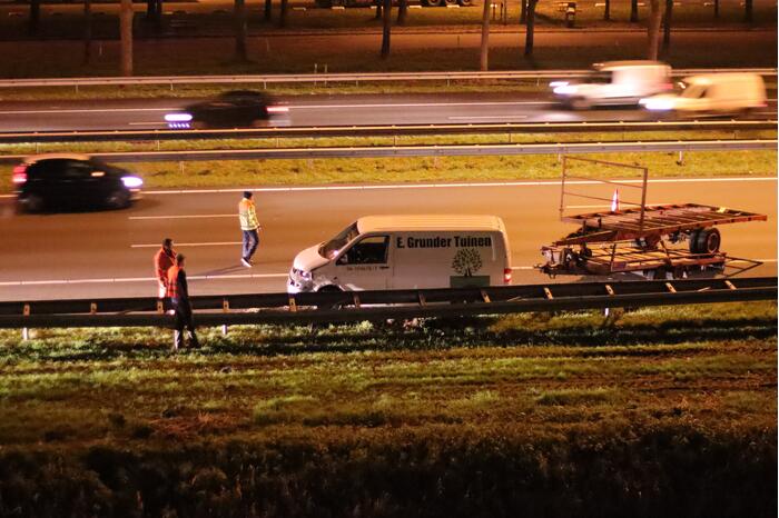 Automobilist eindigt tegen vangrail