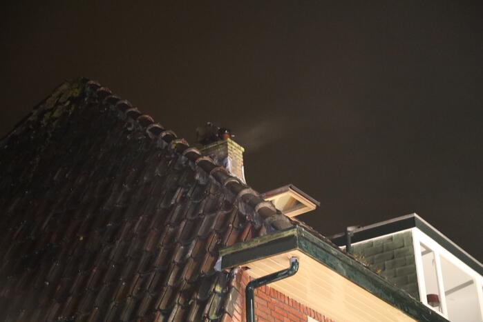 Brand in schoorsteen van woning