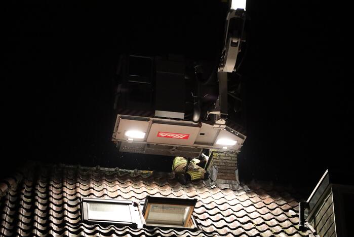 Brand in schoorsteen van woning