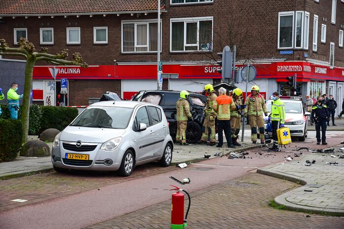 Bestelbus slaat op zijn kant na verkeersongeval