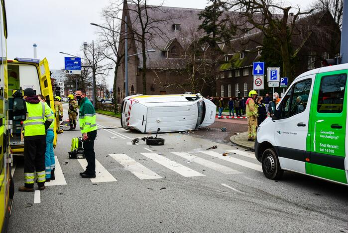 Bestelbus slaat op zijn kant na verkeersongeval