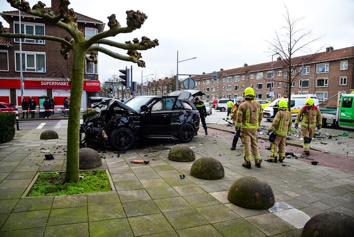 Bestelbus slaat op zijn kant na verkeersongeval