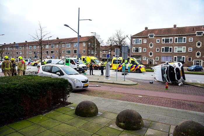 Bestelbus slaat op zijn kant na verkeersongeval