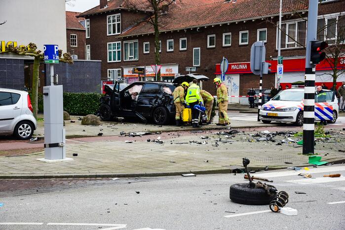 Bestelbus slaat op zijn kant na verkeersongeval