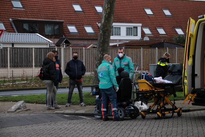 Man op scootmobiel aangereden door auto
