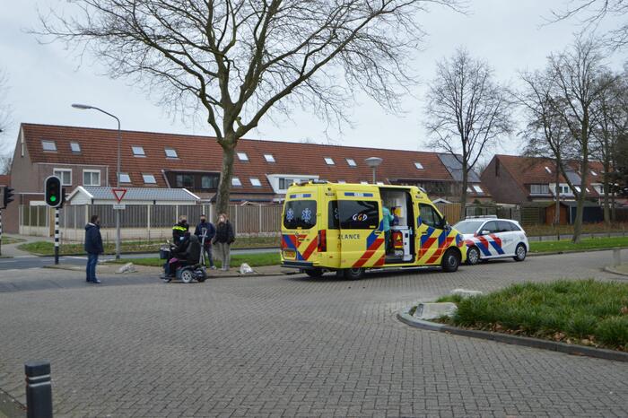 Man op scootmobiel aangereden door auto