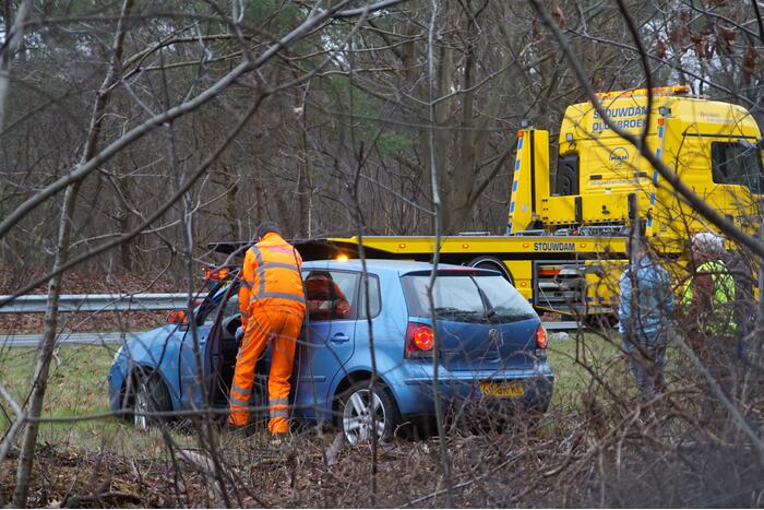 Auto belandt in berm langs snelweg