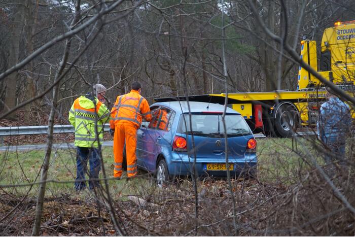 Auto belandt in berm langs snelweg