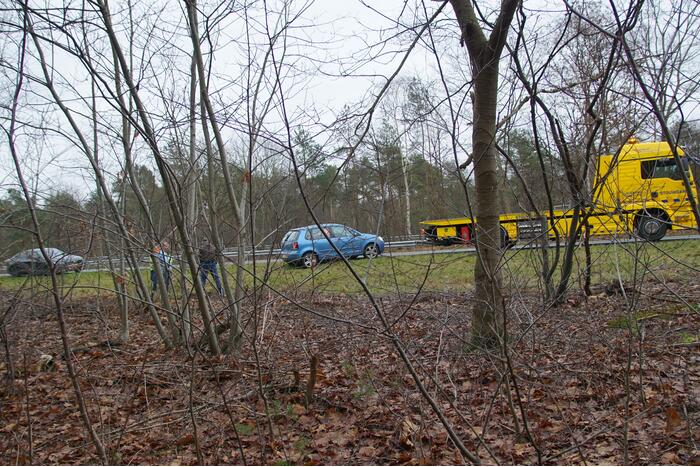 Auto belandt in berm langs snelweg