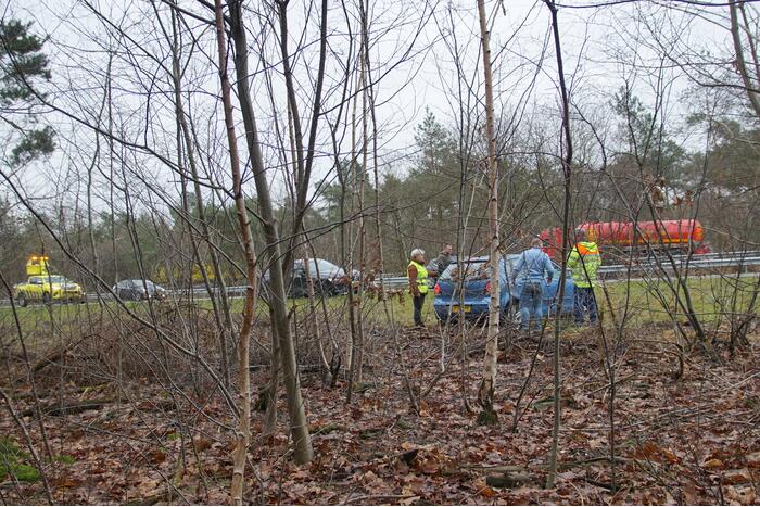 Auto belandt in berm langs snelweg