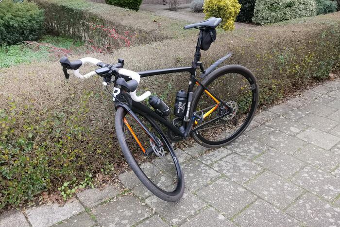 Wielrenner botst op personenauto