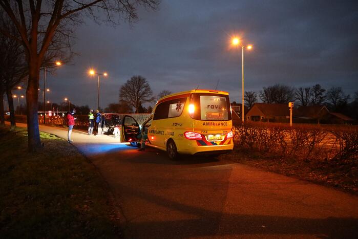 Scooter en TukTuk botsen op parallelbaan