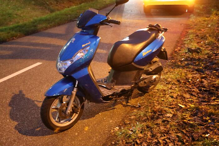 Scooter en TukTuk botsen op parallelbaan