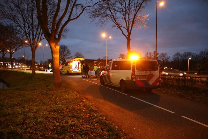 Scooter en TukTuk botsen op parallelbaan