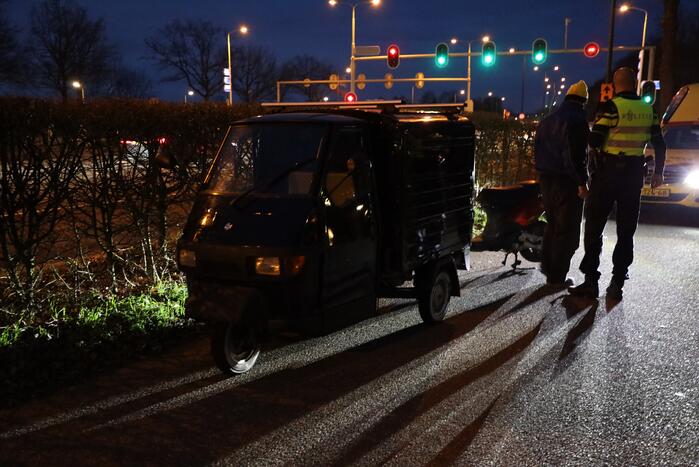 Scooter en TukTuk botsen op parallelbaan