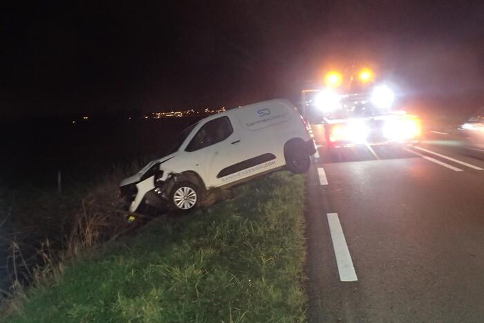 Bestelbus belandt in de sloot