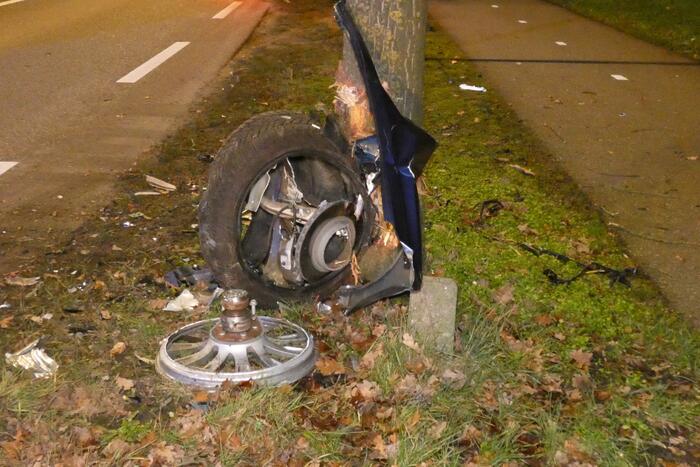 Auto knalt tegen boom en verliest een voorwiel