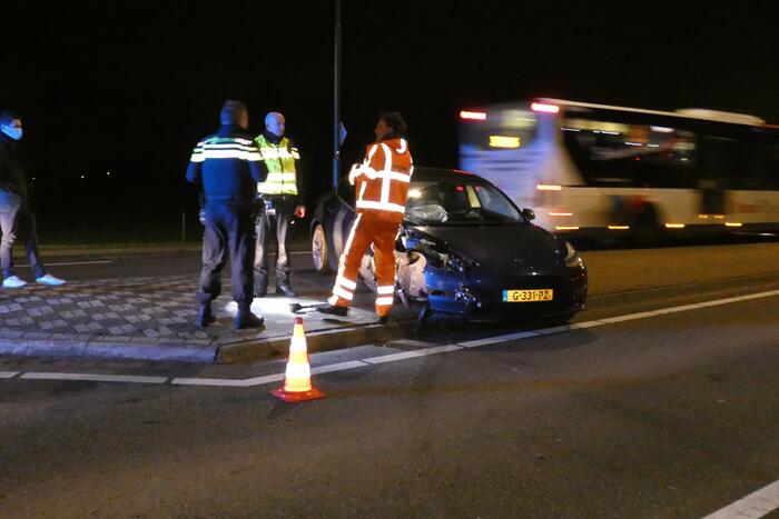 Auto knalt tegen boom en verliest een voorwiel