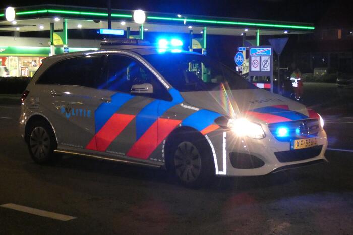 Auto knalt tegen boom en verliest een voorwiel