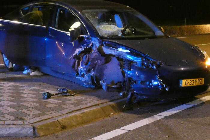 Auto knalt tegen boom en verliest een voorwiel