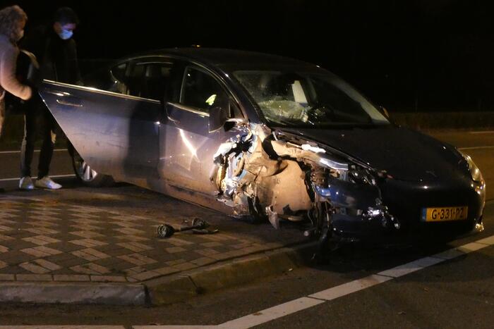 Auto knalt tegen boom en verliest een voorwiel