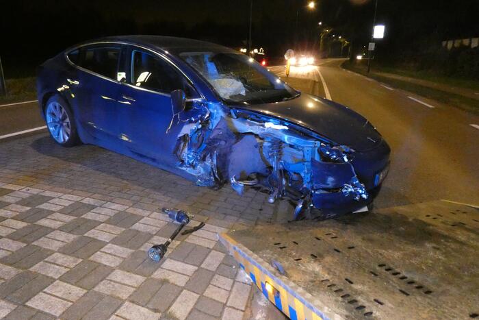 Auto knalt tegen boom en verliest een voorwiel