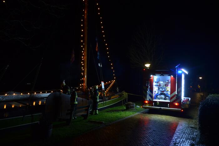 Brandweer doet controle op zeilschip