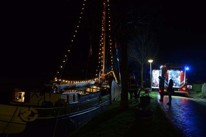Brandweer doet controle op zeilschip