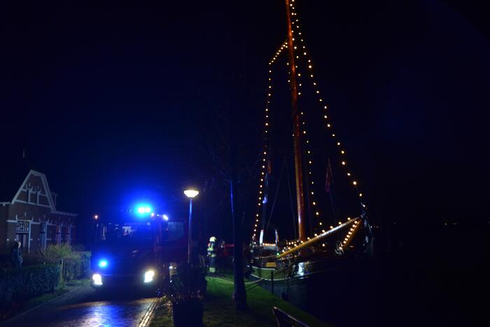 Brandweer doet controle op zeilschip
