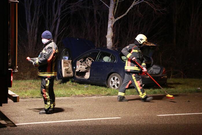 Auto flink beschadigd na aanrijding met boom