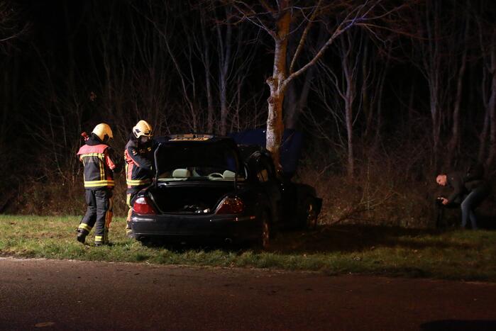 Auto flink beschadigd na aanrijding met boom