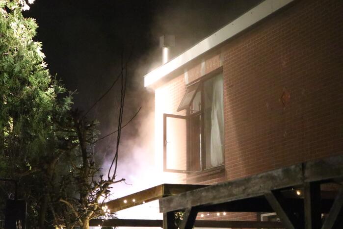 Veel rookontwikkeling bij brand in woning