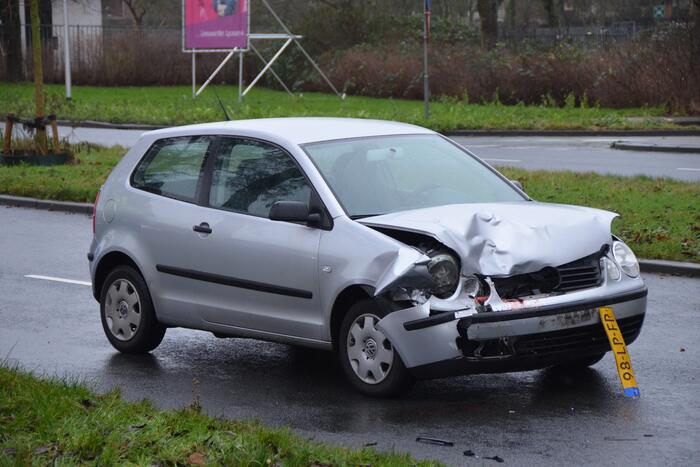 Ernstige aanrijding tussen twee auto's