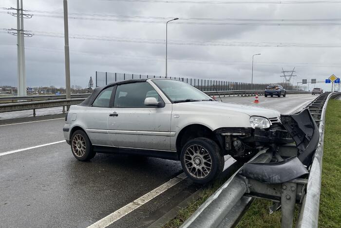 Auto belandt in vangrail