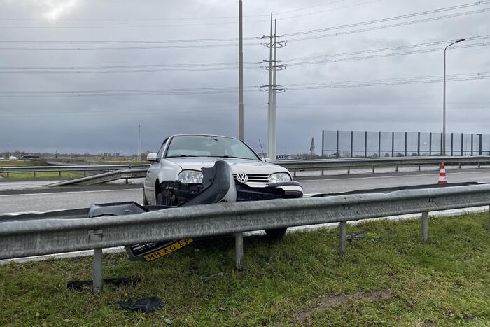 Auto belandt in vangrail