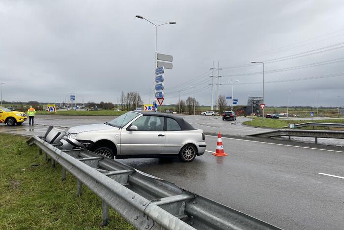 Auto belandt in vangrail