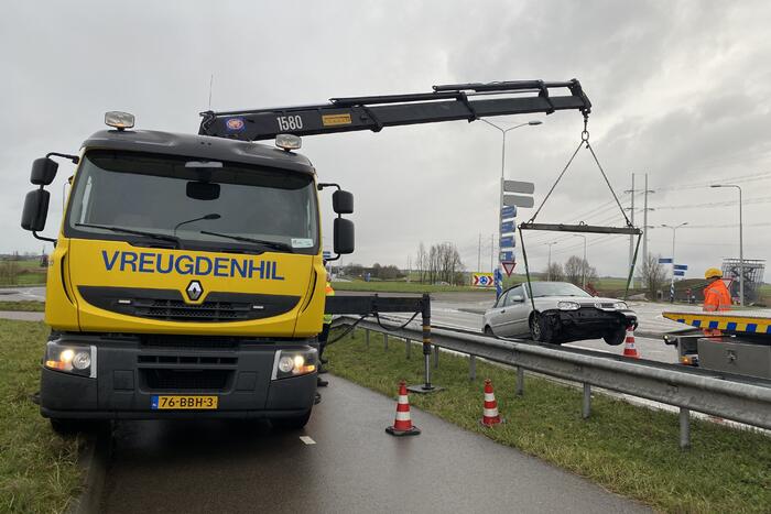 Auto belandt in vangrail