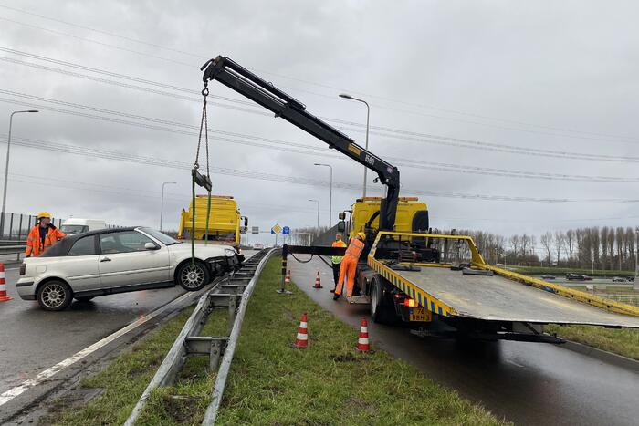 Auto belandt in vangrail