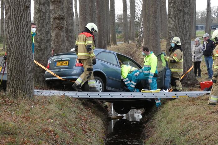 Auto belandt in greppel