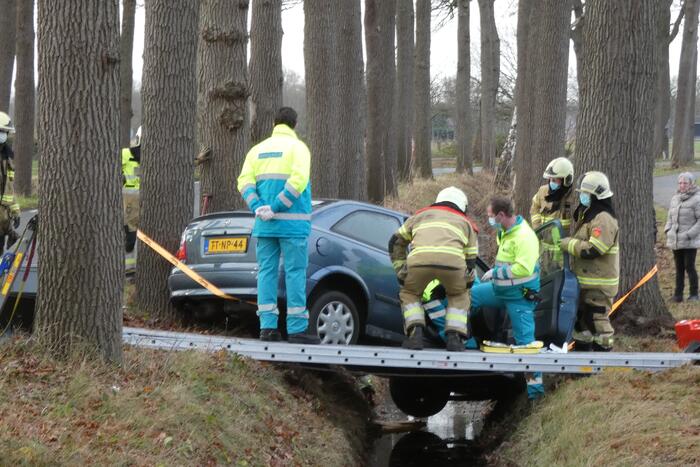Auto belandt in greppel