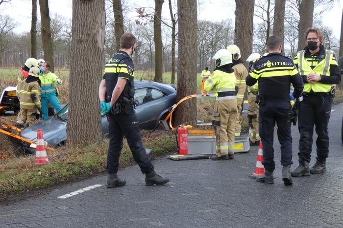 Auto belandt in greppel