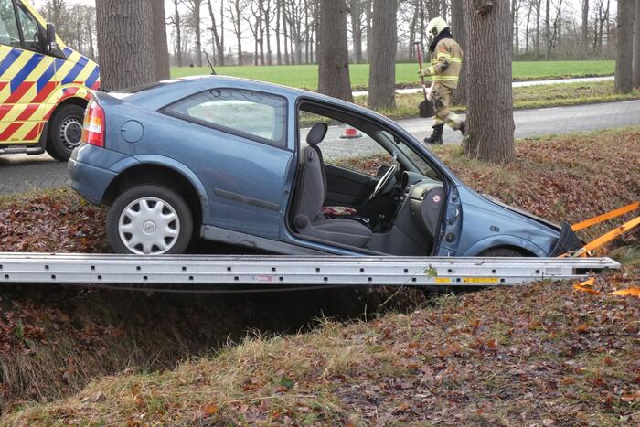 Auto belandt in greppel