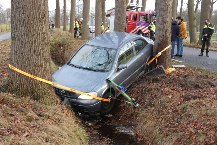 Auto belandt in greppel