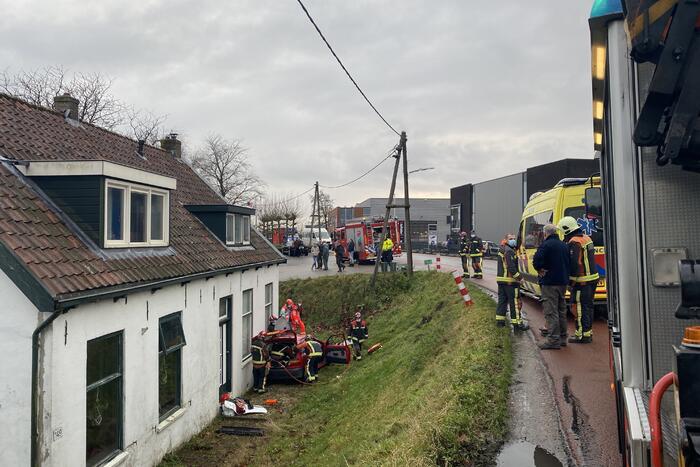 Auto rijdt van dijk en knalt tegen woning