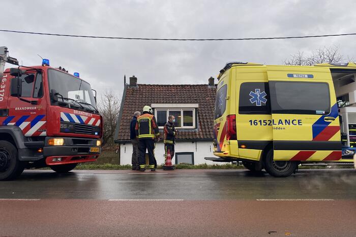 Auto rijdt van dijk en knalt tegen woning