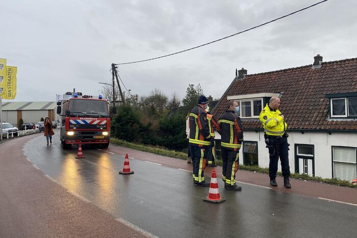Auto rijdt van dijk en knalt tegen woning