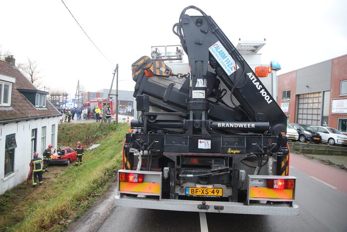 Auto rijdt van dijk en knalt tegen woning