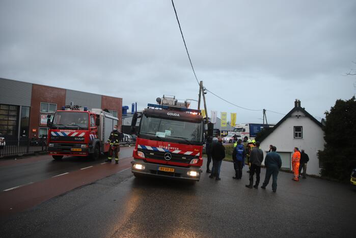 Auto rijdt van dijk en knalt tegen woning