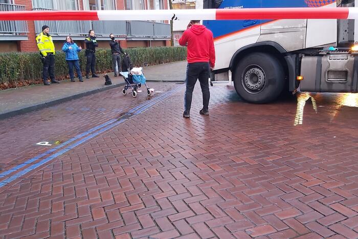 Vrouw gewond bij botsing met vrachtwagen